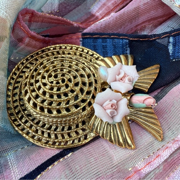 Vintage 1928 co. Victorian Gold Hat Brooch with Delicate Porcelain Rose Flowers - Picture 12 of 15